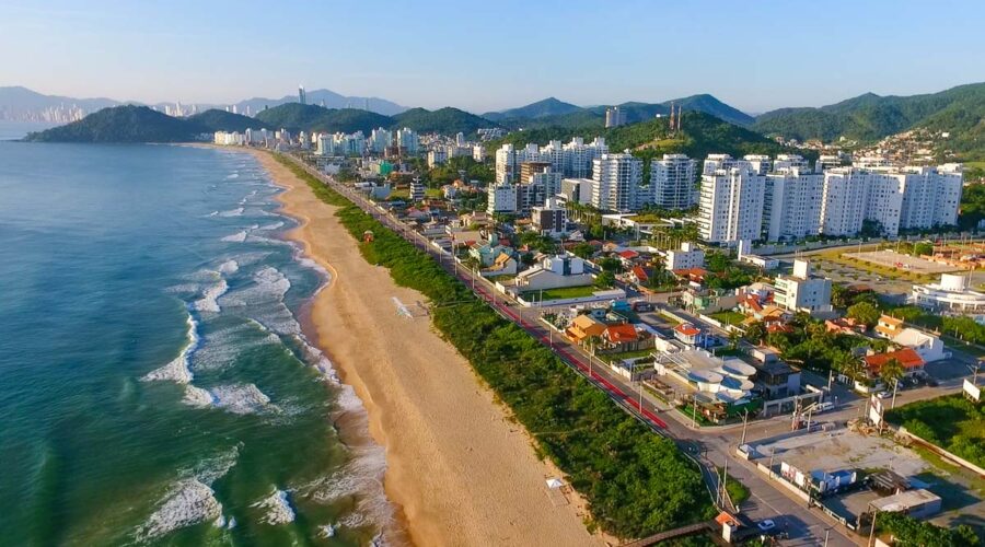 Conheça as trilhas da Praia Brava