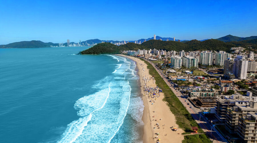 Conheça a Praia Brava em Itajaí